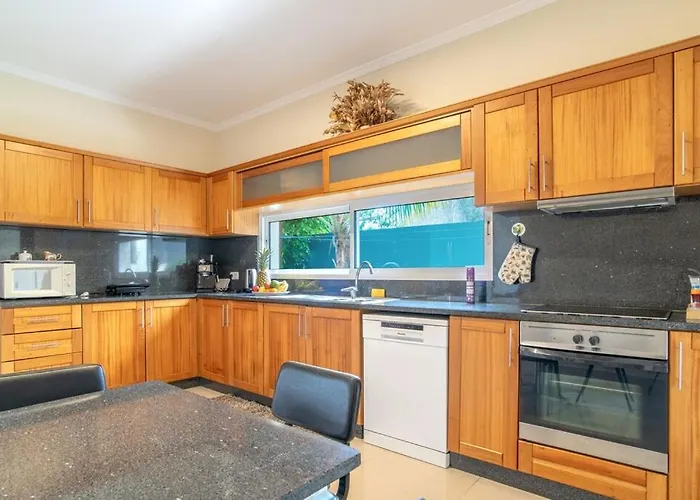 Violla Private Swimming Pool Holiday home Arco da Calheta (Madeira)